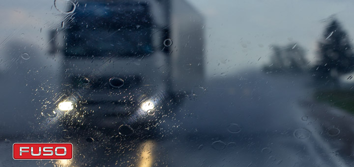 camion de carga bajo lluvia